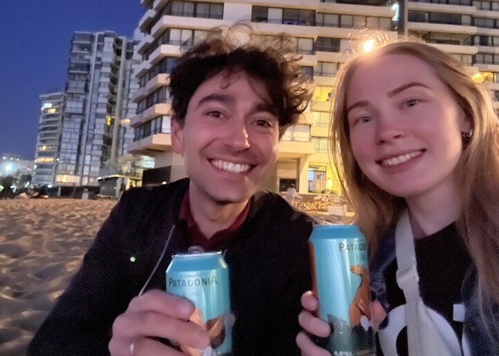 En av de godare Australölerna är Patagonia Hoppy Lager. Här avnjuten på stranden i Viña del Mar.